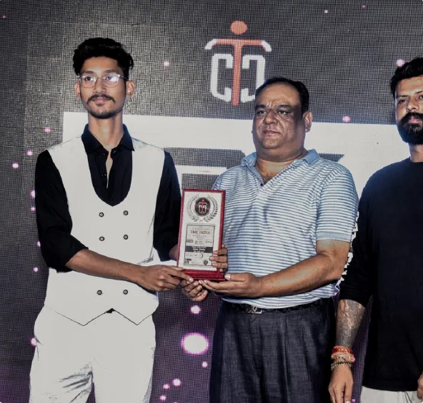 Aman receiving the digital media partner award
